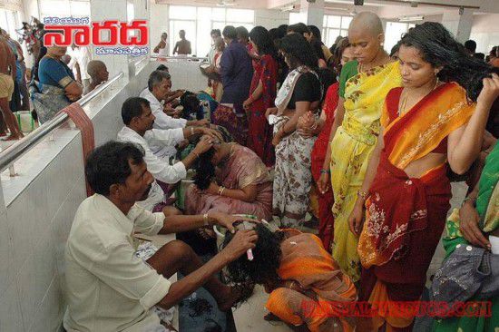 亮瞎眼！印寺廟朝圣日每天為2萬(wàn)人剃光頭