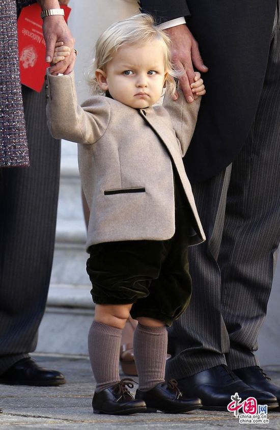摩納哥1歲半小王子首次公開亮相(圖) 摩納哥1歲半小王子首次公開亮相(圖)