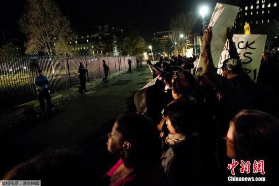 美國白宮前擠滿了抗議槍殺黑人青年的白人警察免遭起訴案件的美國民眾。