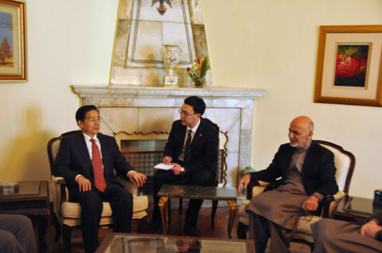 　11月30日，阿富汗總統(tǒng)加尼在首都喀布爾會見到訪的中國國務(wù)委員郭聲琨。