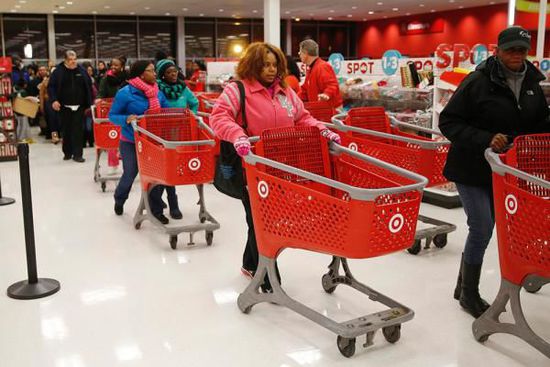 在整個(gè)感恩節(jié)假期，美國(guó)零售業(yè)銷售下降11%，為連續(xù)第二年下降。