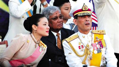 蒙西拉米左與哇集拉隆功王儲(chǔ)右一同參加活動(dòng)。