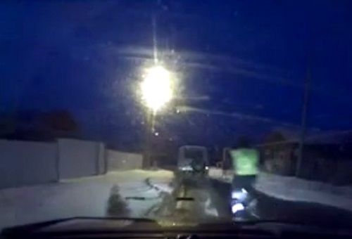 警車追逐中仍未追上可疑汽車，此時(shí)令人震驚的一幕出現(xiàn)，一名警察從警車中跳出來(lái)，向可疑車輛跑去。