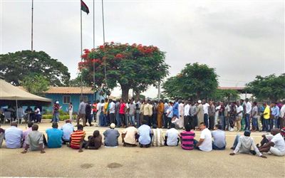 19日，安哥拉一檢查點(diǎn)抓扣大量外國(guó)人并查驗(yàn)證件。