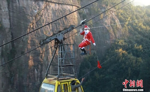 上天下地入火海 奇葩圣誕老人送禮物真是拼了(組圖) 上天下地入火海 奇葩圣誕老人送禮物真是拼了(組圖)
