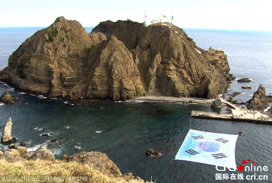 韓民間人士在獨島放巨幅韓國國旗 欲申請世界紀錄(組圖) 韓民間人士在獨島放巨幅韓國國旗 欲申請世界紀錄(組圖)