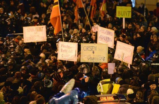 示威人群打出標(biāo)語。