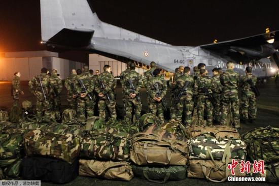 當(dāng)?shù)貢r間1月7日，法國軍人抵達(dá)巴黎布爾歇機場。他們將被部署在巴黎，以增強巴黎市的安保力量。