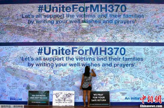 3月19日，馬來西亞八打靈再也(Petaling Jaya)，民眾在簽名板上簽名為馬航MH370祈福