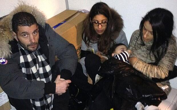 照片顯示了部分人質(zhì)躲藏于冷藏室中的情景。