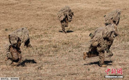 資料圖：當(dāng)?shù)貢r(shí)間2015年1月11日，日本船橋市，日本自衛(wèi)隊(duì)進(jìn)行新年軍演，大約500名軍人和24架飛機(jī)參與了本次演習(xí)。 視頻：日本敲定史上最大規(guī)模國(guó)防預(yù)算費(fèi)來(lái)源:央視軍事農(nóng)業(yè)