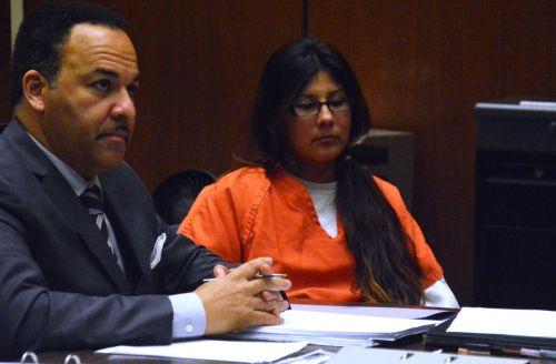 嫌犯卡門（中）在初審法庭上。（僑報(bào)網(wǎng)：圖片由法庭指定攝影師提供）