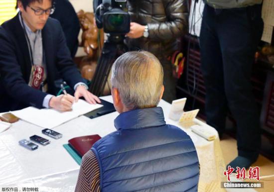 當(dāng)?shù)貢r(shí)間1月25日，日本千葉市，日本遭“伊斯蘭國(guó)”綁架人質(zhì)湯川遙菜的父親接受媒體采訪。伊斯蘭國(guó)武裝(IS)24發(fā)布視頻顯示，其中一位被綁架日本人質(zhì)湯川遙菜(Haruna Yukawa)已經(jīng)被該組織殺害。日本政府表示將驗(yàn)證視頻的真實(shí)性。 視頻：關(guān)注日本人質(zhì)事件：極端組織視頻顯示一人質(zhì)已遭殺害來(lái)源:央視新聞