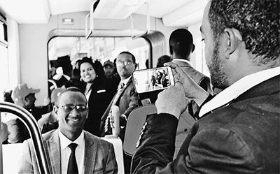 參加試運行儀式的當地民眾在列車上合影留念。