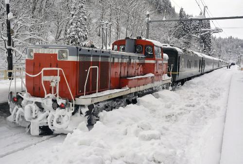 JR一臥鋪特急列車，因大雪在JR奧羽線津輕湯站附近拋錨，約130名乘客不得不在車上過夜。