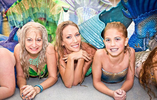 一年一度的Merfest大會(huì)在美國(guó)凱里舉行，數(shù)百男女齊聚那里慶祝成為“人魚”。（網(wǎng)頁截圖）