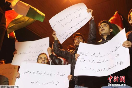 約旦軍方宣布，被極端組織“伊斯蘭國”劫為人質(zhì)的飛行員卡薩斯貝已遭殺害，憤怒的抗議群眾聚集首都安曼。 視頻：約旦政府談人質(zhì)遇害：一定會做出強有力回擊來源:央視新聞