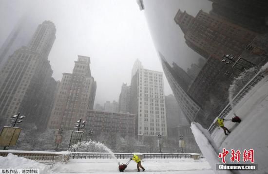 當(dāng)?shù)貢r(shí)間2015年2月1日，美國(guó)芝加哥，當(dāng)?shù)赜瓉?lái)今冬最強(qiáng)降雪。