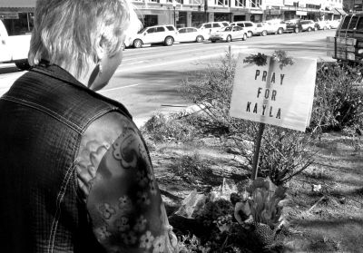 2月10日，美國亞利桑那州，民眾獻花悼念遇難的美國人質(zhì)米勒。圖/東方IC