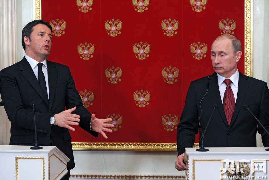 意大利總理普京面前大蹺二郎腿 意大利總理普京面前大蹺二郎腿