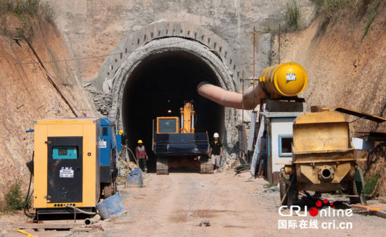 斯里蘭卡南部鐵路項(xiàng)目隧道施工現(xiàn)場(chǎng)。(攝影：孫洋)