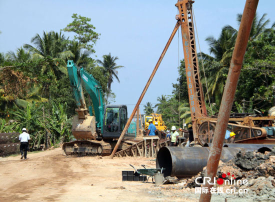 　斯里蘭卡南部鐵路項(xiàng)目施工現(xiàn)場(chǎng)。一臺(tái)打樁機(jī)正在進(jìn)行鐵路橋橋墩作業(yè)。(攝影：孫洋)