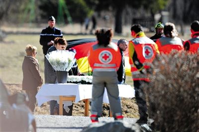 29日，法國塞訥鎮(zhèn)，搜救人員和遇難者家屬一同向遇難者致哀。