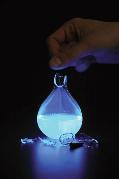 荷蘭藝術家發(fā)明人血燃料燈，一滴血照亮整間房。圖片來源：新加坡《聯(lián)合早報》網(wǎng)站