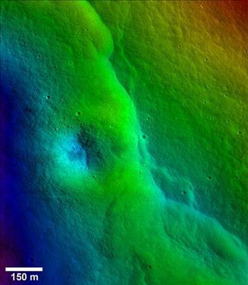 不只月球引力影響地球，科學(xué)家借由月球表面數(shù)千的裂縫推斷，地球引力似乎正對月球表面造成嚴(yán)重影響