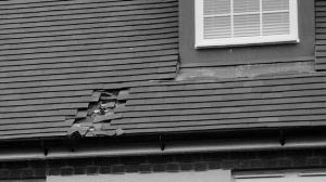 被砸出的洞。