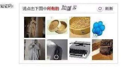 澎湃新聞記者從鐵路上海站了解到，目前窗口售票采用的系統(tǒng)與12306網(wǎng)購不同，購票者通過身份證件的驗(yàn)證，即可購票。根據(jù)往年經(jīng)驗(yàn)，每年臘月二十三到二十九的火車票最為緊俏，對應(yīng)的網(wǎng)絡(luò)購票日期為12月4日至10日，春運(yùn)火車票搶票也進(jìn)入最白熱化的狀態(tài)。對此，鐵路部門提醒，如果沒能在第一時(shí)間買到票，旅客不妨在起售時(shí)間30分鐘后、開車前15天和開車前1天三個(gè)時(shí)間點(diǎn)“撿漏”，可能會有意外的收獲。