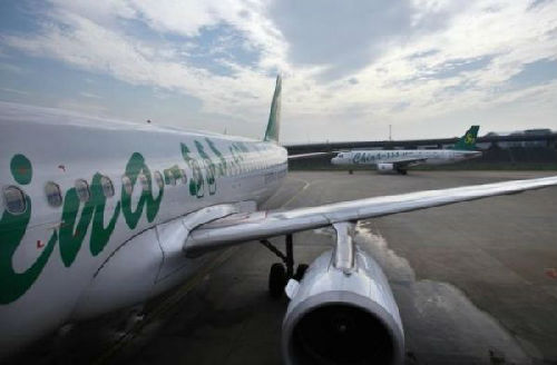 資料圖片：上海虹橋機(jī)場(chǎng)?？康囊患艽呵锖娇湛蜋C(jī)。（圖片來源：路透社）