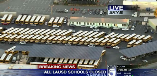 圖：美國(guó)KTLA電視臺(tái)直播畫面顯示，洛杉磯聯(lián)合學(xué)區(qū)校巴已被叫停，家長(zhǎng)被通知暫不能送孩子上學(xué)。