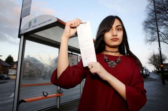 事發(fā)當(dāng)時(shí)薩迪克并未帶任何身份證件，無(wú)法證實(shí)自己真的只有15歲，百口莫辯的她，最后只好在全車(chē)乘客的注目下被趕下車(chē)和罰款，被迫走路回家。