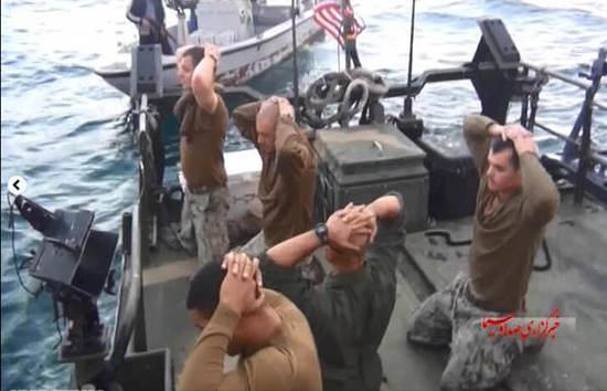 圖為美國大兵雙手抱頭，跪地道歉。