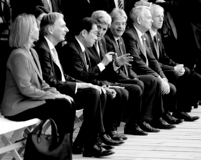 10日，七國外長觀看日本傳統(tǒng)歌舞表演期間，美國國務(wù)卿克里與日本外相岸田文雄在交頭接耳