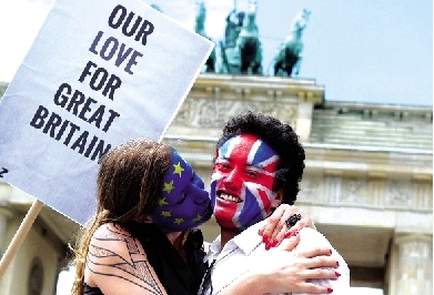 一對情侶用行動支持“留歐”。