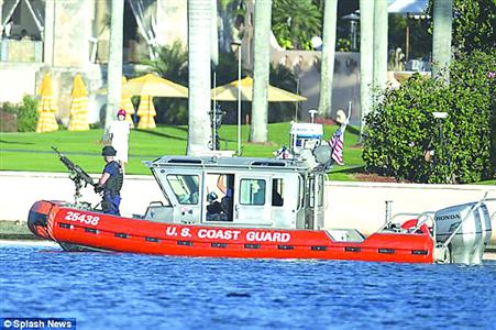 裝載了機(jī)關(guān)槍的海岸巡邏隊(duì)船只在來回巡邏