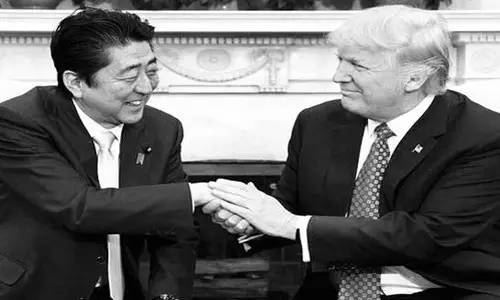 本來(lái)來(lái)訪者還應(yīng)包括墨西哥總統(tǒng)培尼亞·涅托的。但特朗普簽署行政令稱要在美國(guó)和墨西哥之間建墻，還要向墨西哥出口到美國(guó)的商品加征20%關(guān)稅的行為惹怒了墨西哥人。