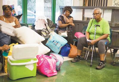 人們?cè)诿绹?guó)佛羅里達(dá)州邁阿密的一個(gè)安置點(diǎn)休息。新華社發(fā)