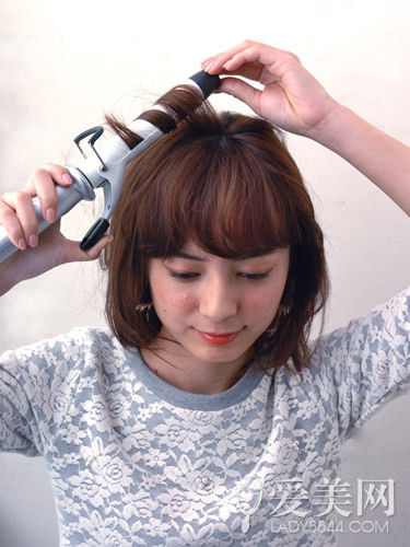 慵懶感小辮子盤發(fā) 簡(jiǎn)單隨意顯俏皮