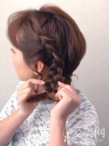 慵懶感小辮子盤發(fā) 簡(jiǎn)單隨意顯俏皮