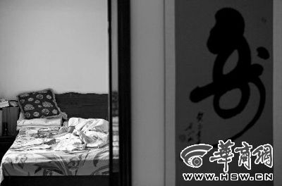 昨日，徐萬發(fā)躺在自家床上，鼻子插著氧氣管 記者張杰攝