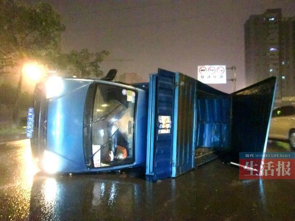 小貨車側(cè)翻現(xiàn)場。