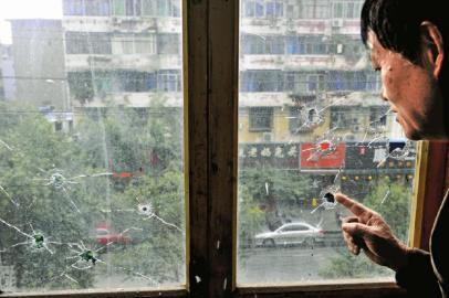 10月17日，朱先生家窗戶被擊穿。