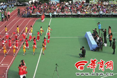 昨日，部分學(xué)生演員身著短袖短褲在表演節(jié)目 本報(bào)記者張欣攝