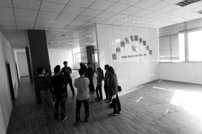 曾經(jīng)看似正規(guī)且豪華的公司，如今空空如也，只剩進(jìn)門處的公司名稱還赫然在目