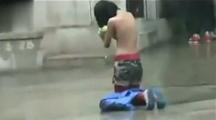 女孩為討15元錢雨中裸胸下跪無(wú)人理睬(圖)