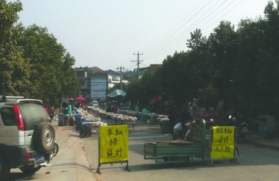 簡陽董家埂鄉(xiāng)，主干道被占道擺酒席