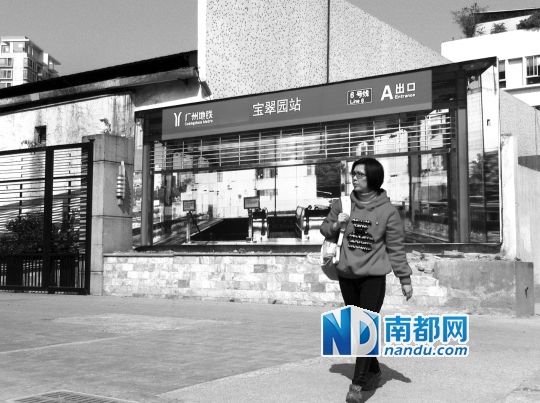 不少行人將這幅畫(huà)誤認(rèn)為是真地鐵站。南都記者 單小亮 攝